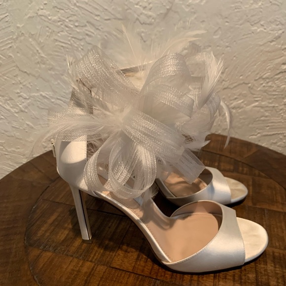Nina white heels. Like new condition - Picture 2 of 9